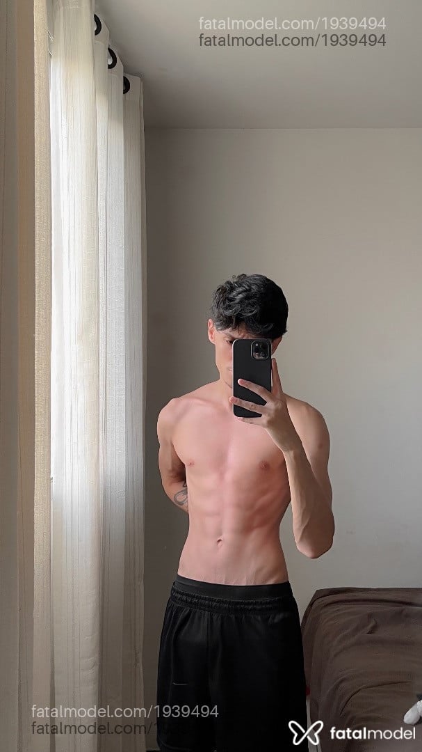 Acompanhante homem com cabelo castanho de olhos castanhos - Keven