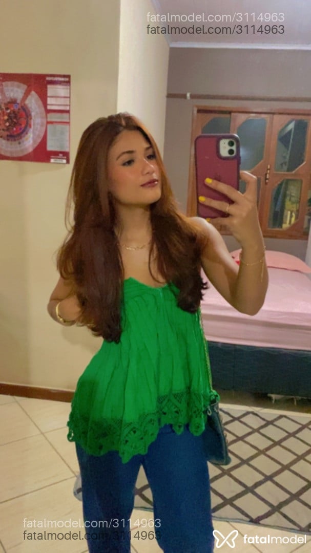 Acompanhante mulher ruiva (o) de olhos castanhos - Helena
