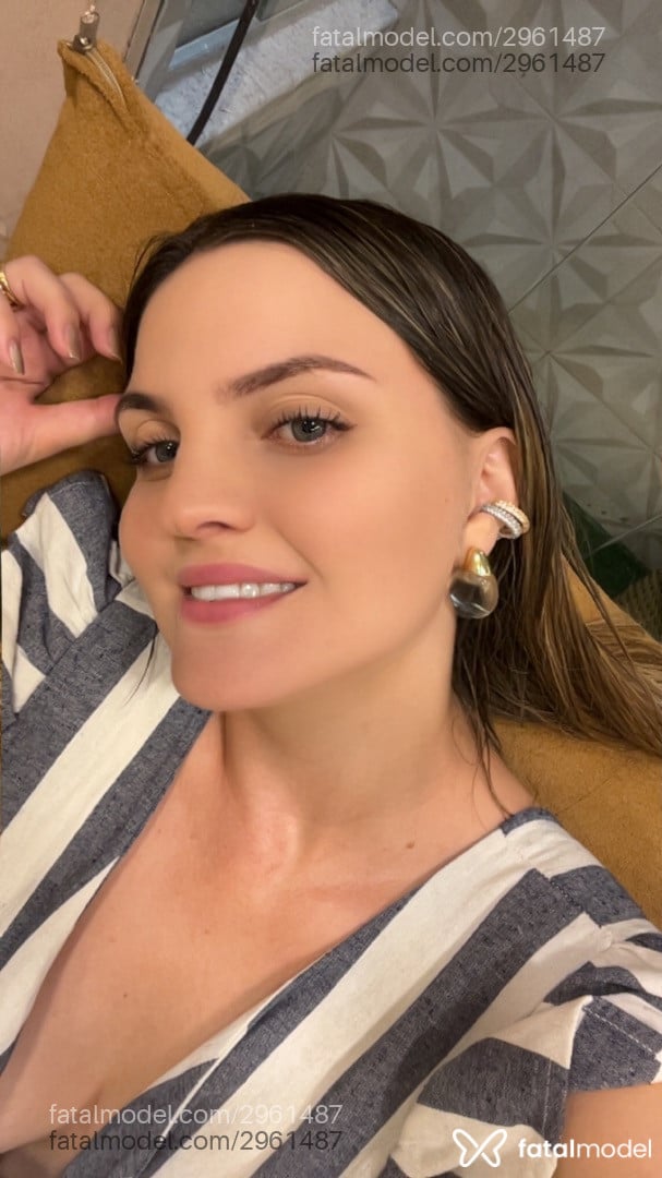 Acompanhante mulher loira (o) de olhos azuis - Isa