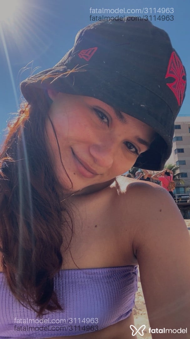 Acompanhante mulher ruiva (o) de olhos castanhos - Helena