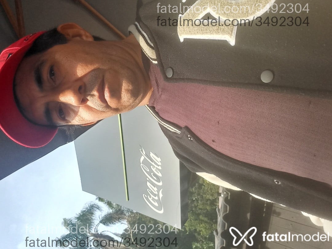 Acompanhante homem com cabelo castanho de olhos pretos - Cristiam