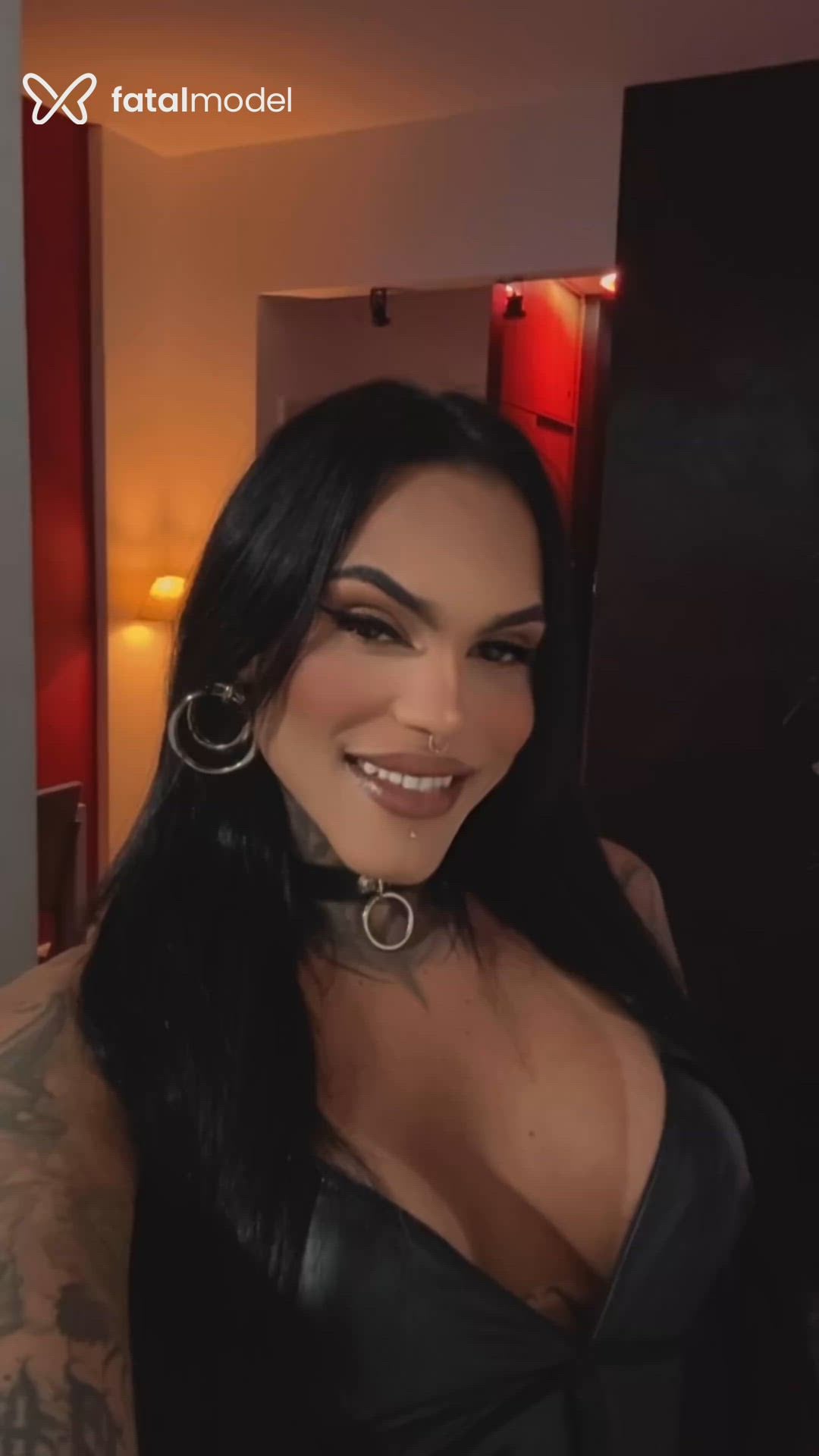 Acompanhante mulher trans morena (o) de olhos castanhos - Lorena