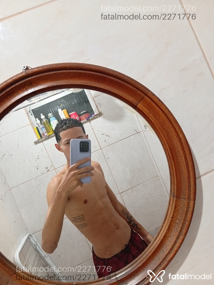 Acompanhante homem morena (o) de olhos castanhos - Cacheado