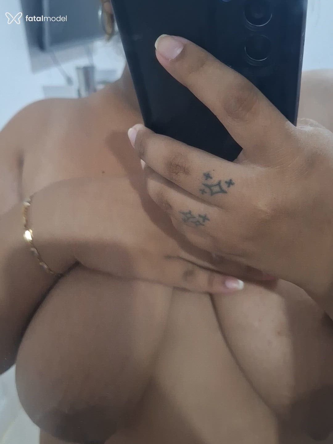 Acompanhante mulher loira (o) de olhos castanhos - Ágatha
