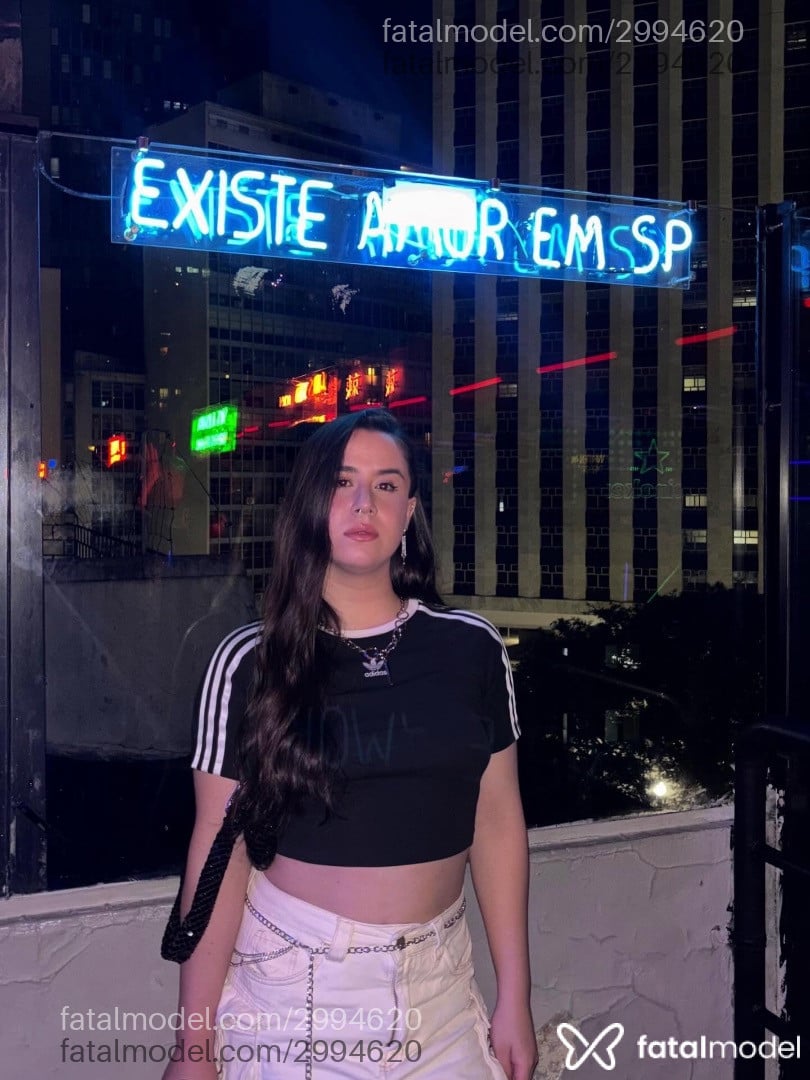 Acompanhante mulher trans com cabelo castanho de olhos castanhos - Maria