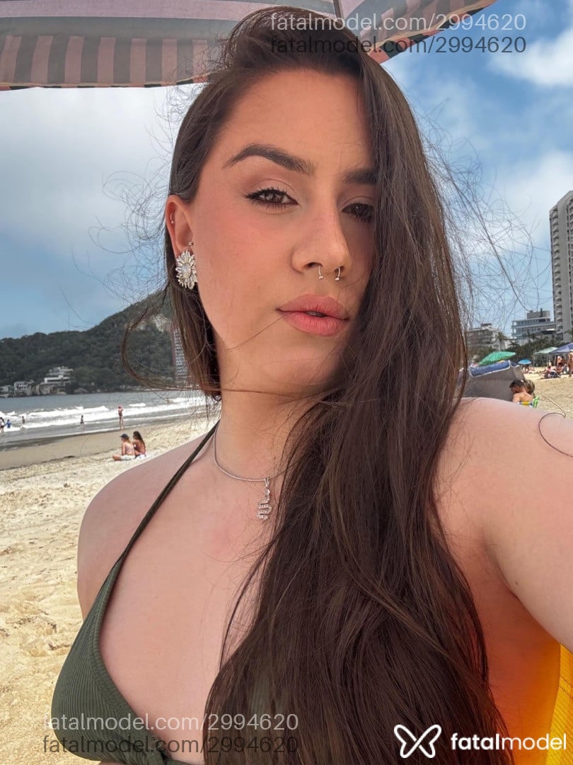 Acompanhante mulher trans com cabelo castanho de olhos castanhos - Maria