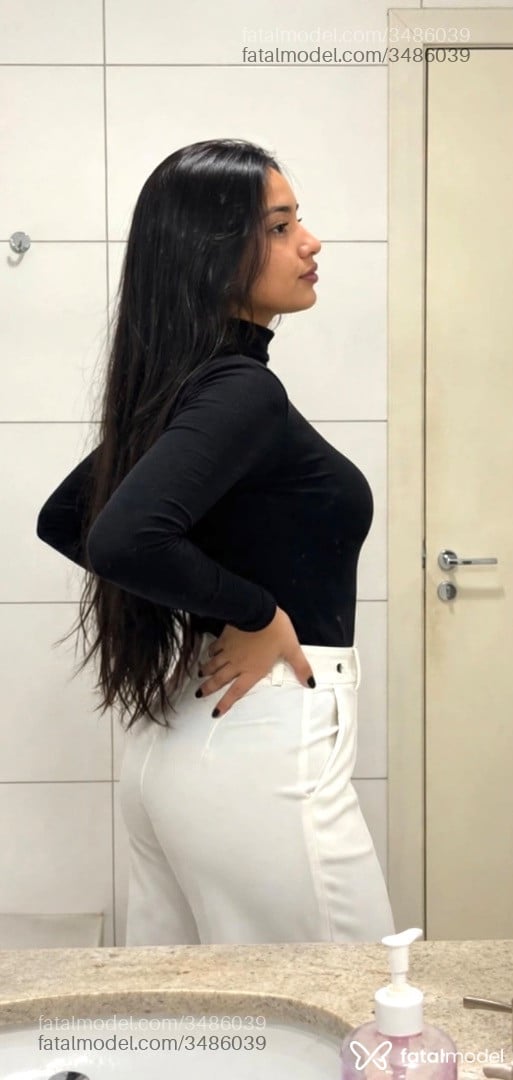 Acompanhante mulher com cabelo castanho de olhos castanhos - Milena Carvalho