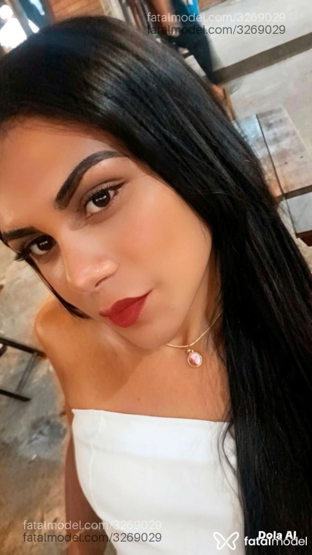 Acompanhante mulher trans morena (o) de olhos pretos - Lauana