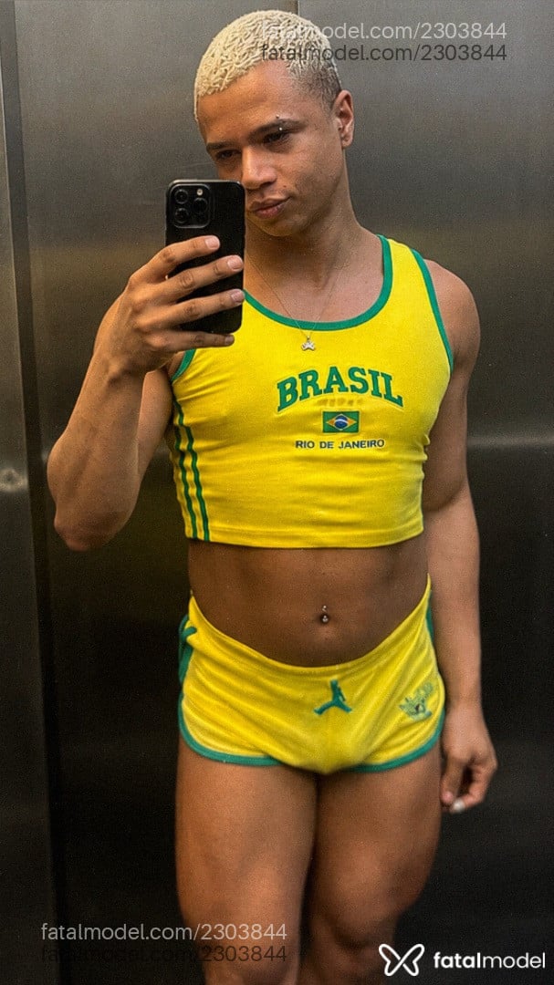 Acompanhante não-binário loira (o) de olhos castanhos - Vinniê Delvalle