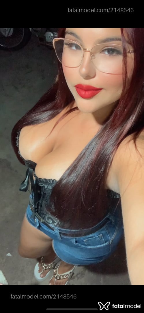 Acompanhante mulher loira (o) de olhos castanhos - Mell
