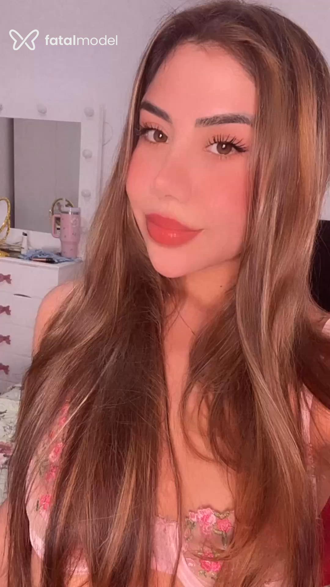 Acompanhante mulher loira (o) de olhos mel - Bela