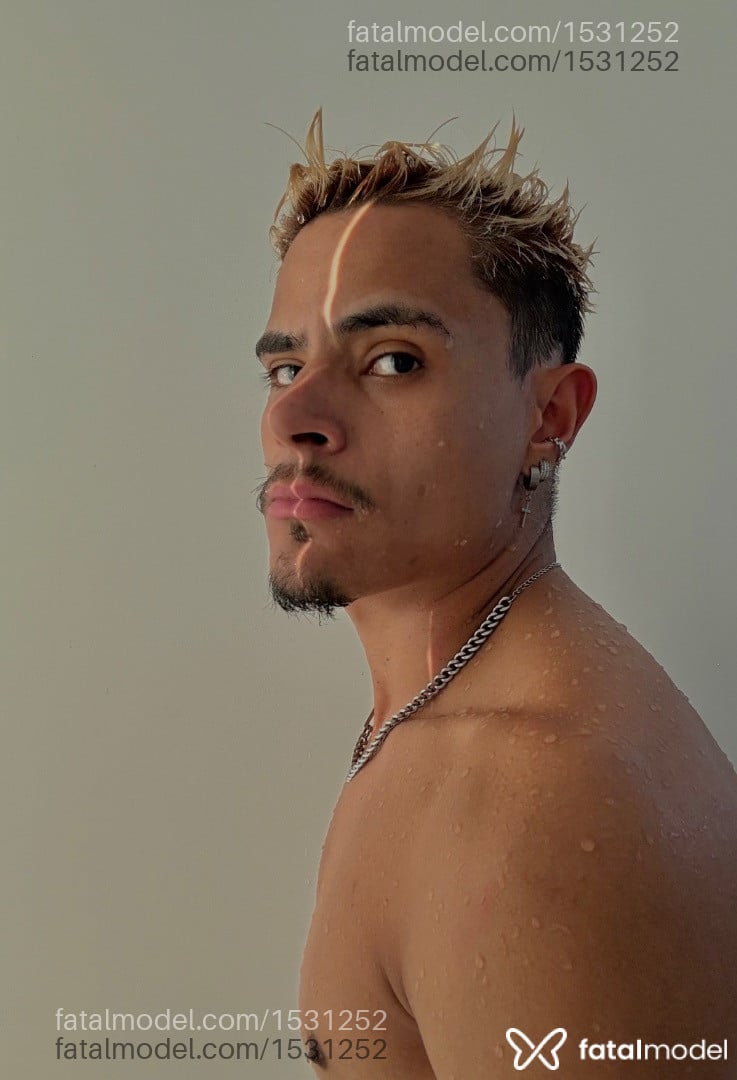 Acompanhante homem loira (o) de olhos pretos - Oitoká