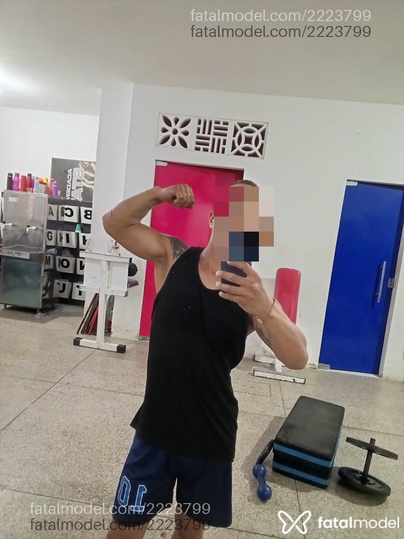 Acompanhante homem com cabelo grisalho de olhos verdes - Touro