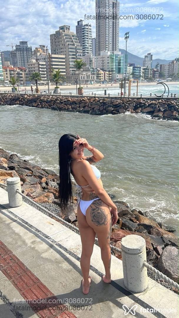 Acompanhante mulher morena (o) de olhos pretos - Luiza