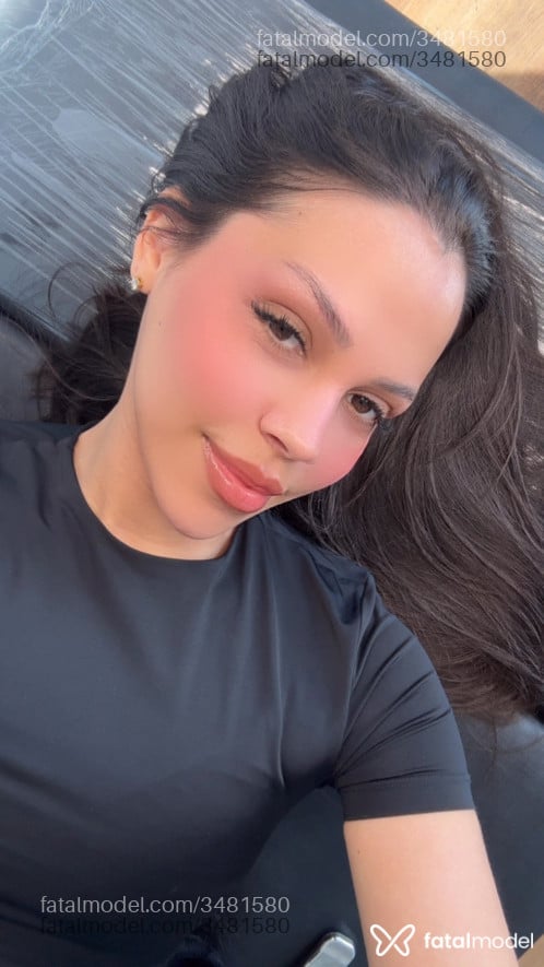 Acompanhante mulher morena (o) de olhos pretos - Lumaa