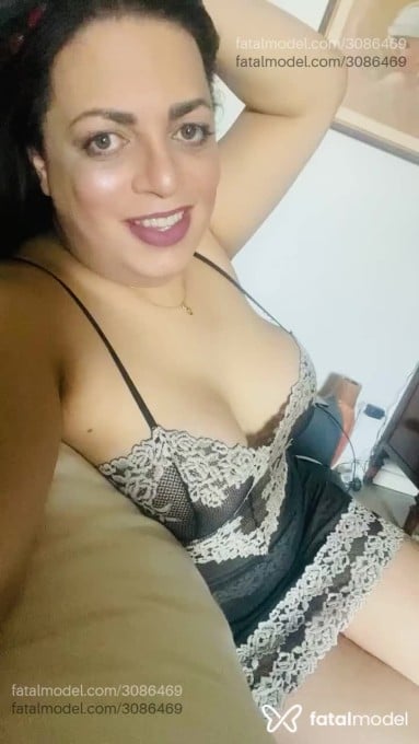 Acompanhante mulher trans com cabelo castanho de olhos verdes em Cotia - Fernanda Monteiro