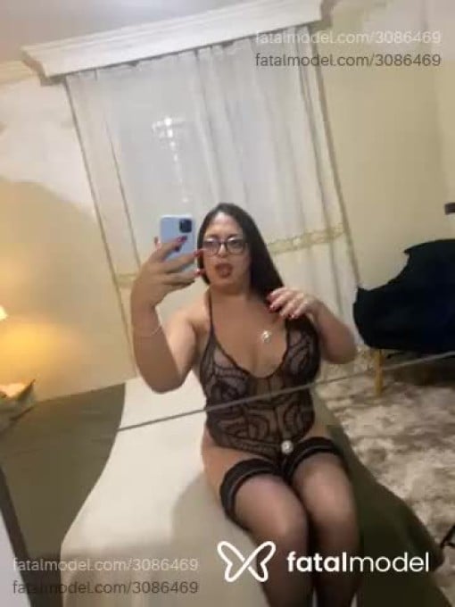 Acompanhante mulher trans com cabelo castanho de olhos verdes em Cotia - Fernanda Monteiro