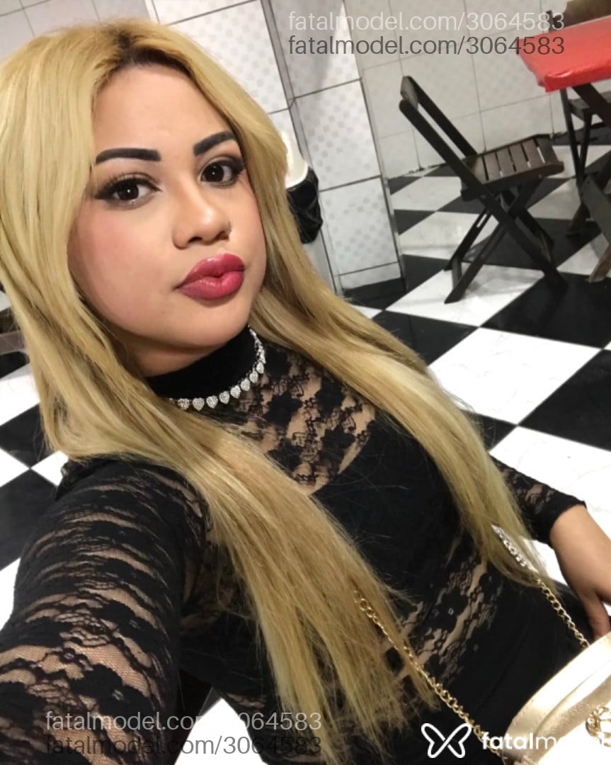 Acompanhante mulher loira (o) de olhos castanhos - Carolina