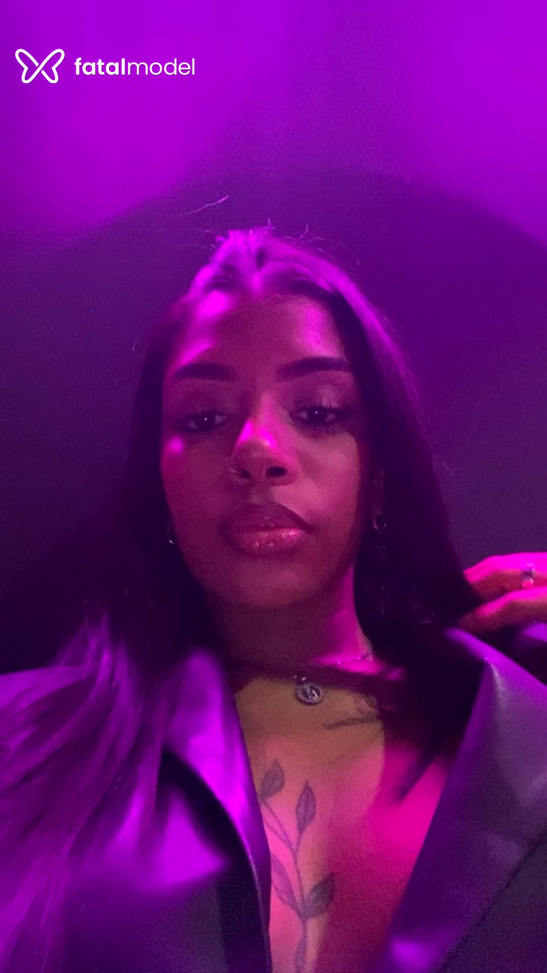 Acompanhante mulher morena (o) de olhos pretos - Larissa