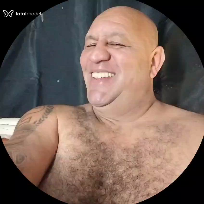 Acompanhante homem sem cabelo de olhos castanhos - Eduardo