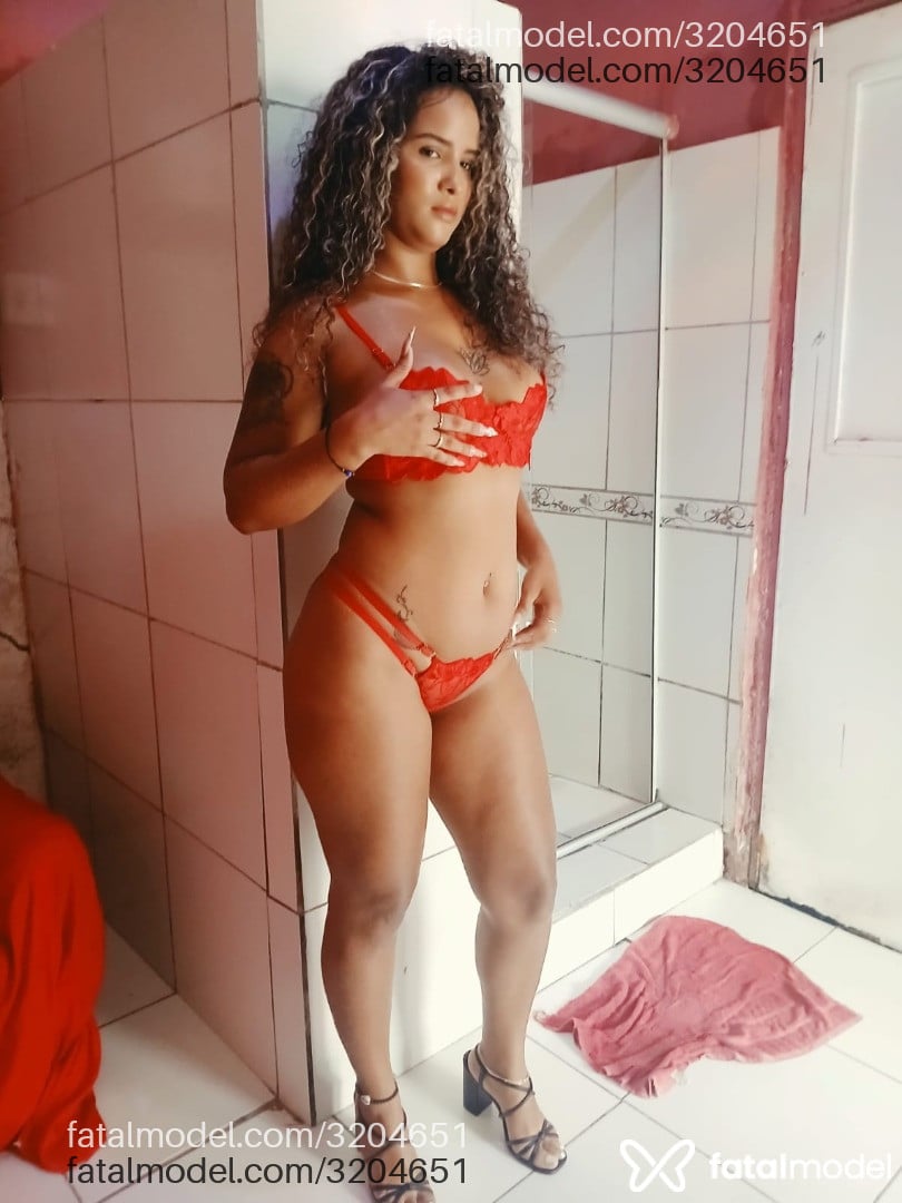 Acompanhante mulher loira (o) de olhos castanhos - Sófia