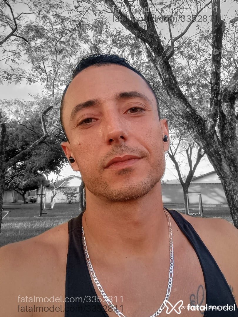 Acompanhante homem com cabelo castanho de olhos castanhos - Marshall