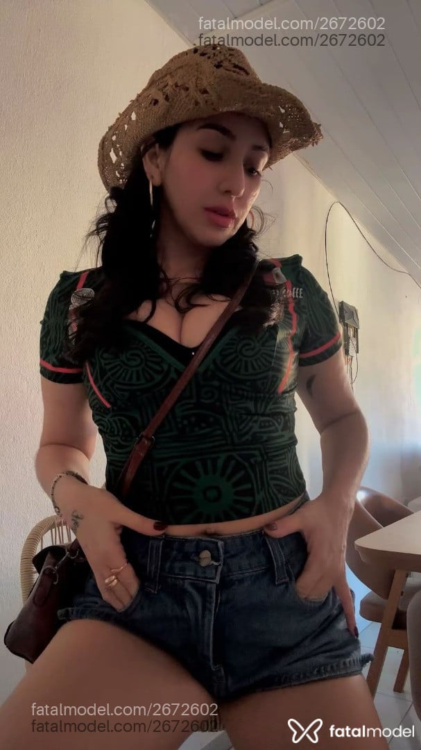 Acompanhante mulher com cabelo castanho de olhos mel - Heloísa