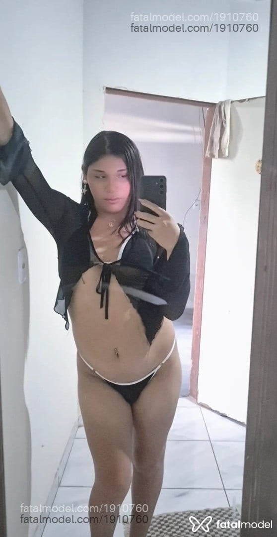 Acompanhante mulher trans com cabelo castanho de olhos castanhos - Mai