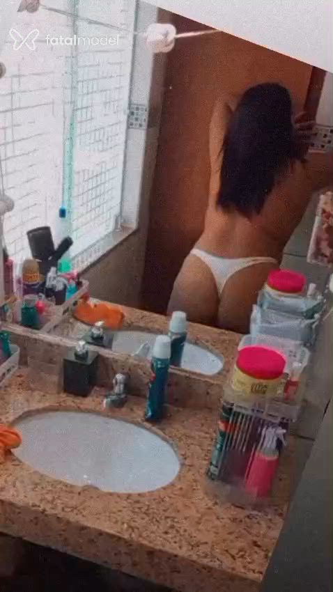 Acompanhante mulher com cabelo castanho de olhos castanhos - Lívia Fernandes