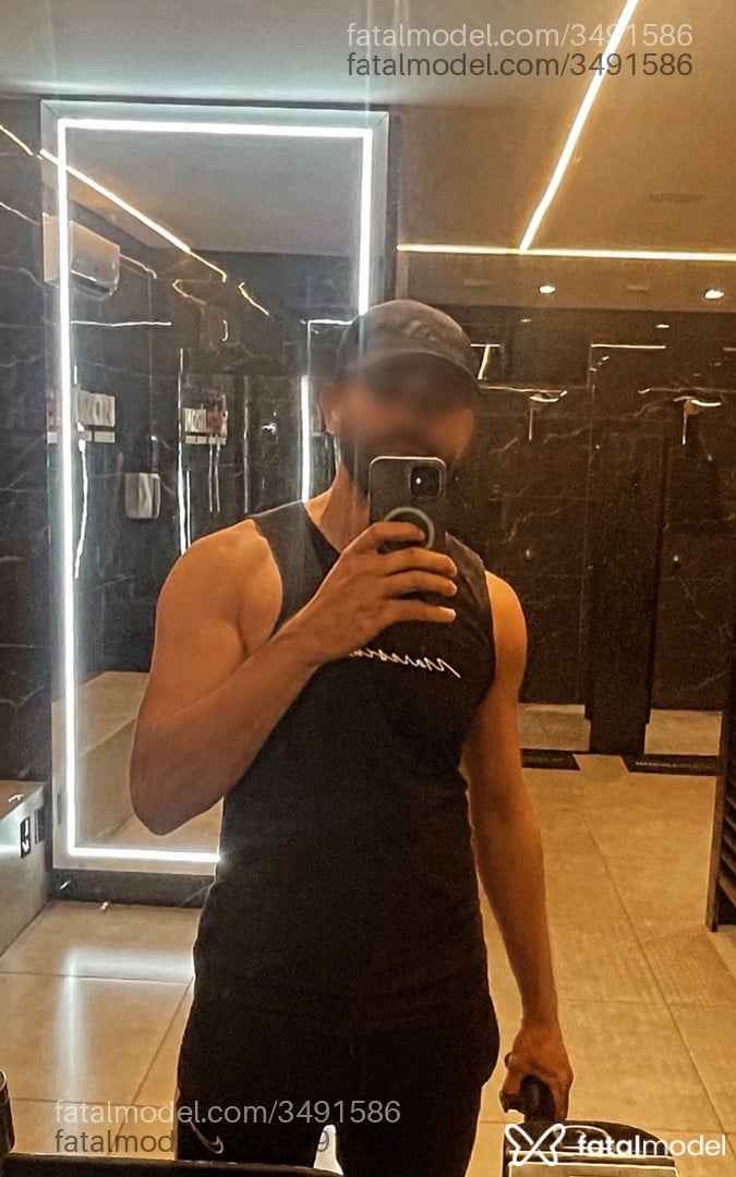 Acompanhante homem com cabelo castanho de olhos castanhos - Eduardo