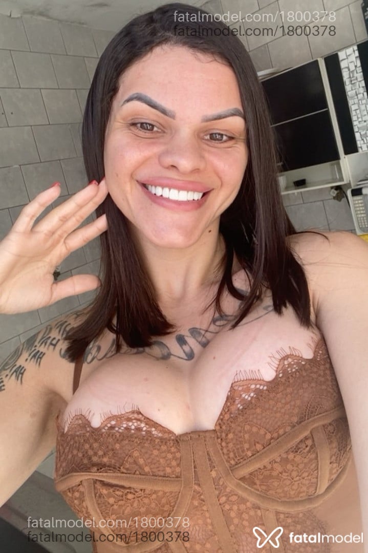 Acompanhante mulher trans com cabelo castanho de olhos castanhos - Gabriela