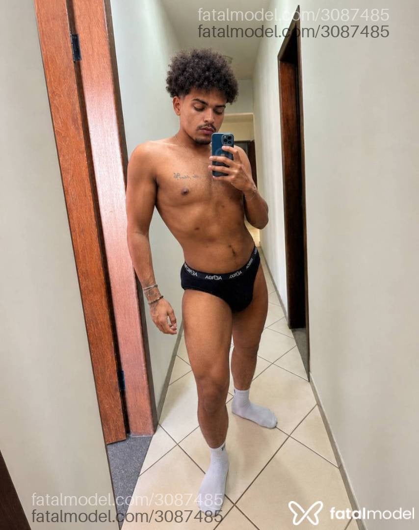 Acompanhante homem com cabelo castanho de olhos mel - Hector