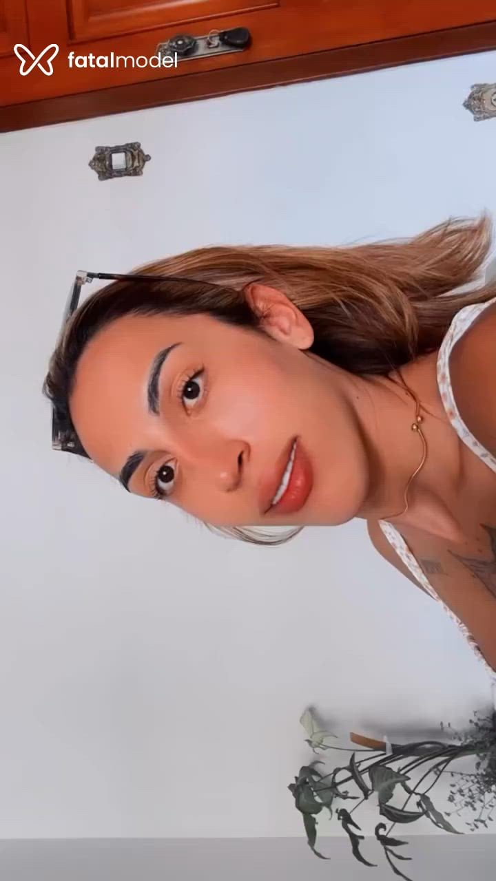 Acompanhante mulher trans morena (o) de olhos castanhos - Mariani