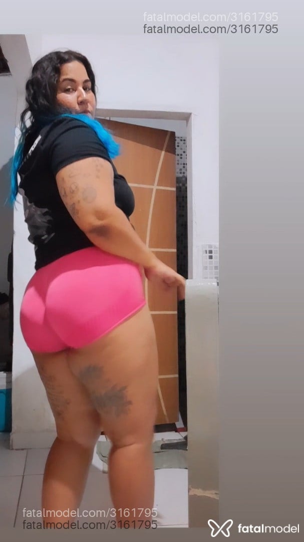 Acompanhante mulher com cabelo colorido de olhos castanhos - Beatriz Sales