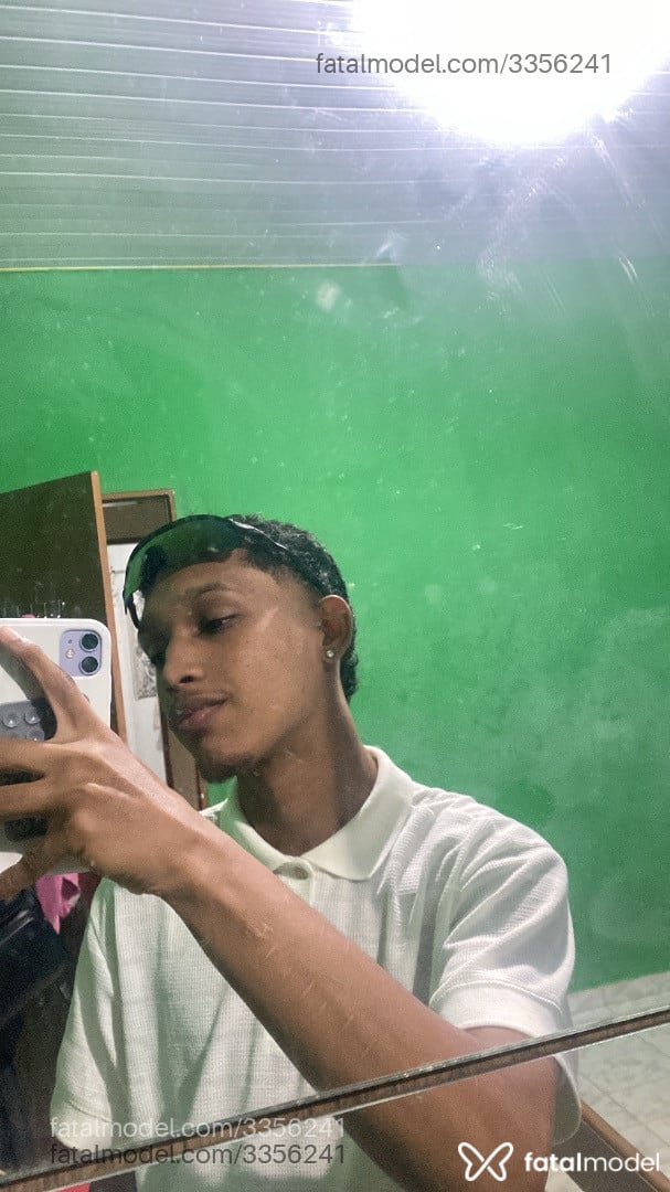 Acompanhante homem com cabelo castanho de olhos pretos - Juan Lopes