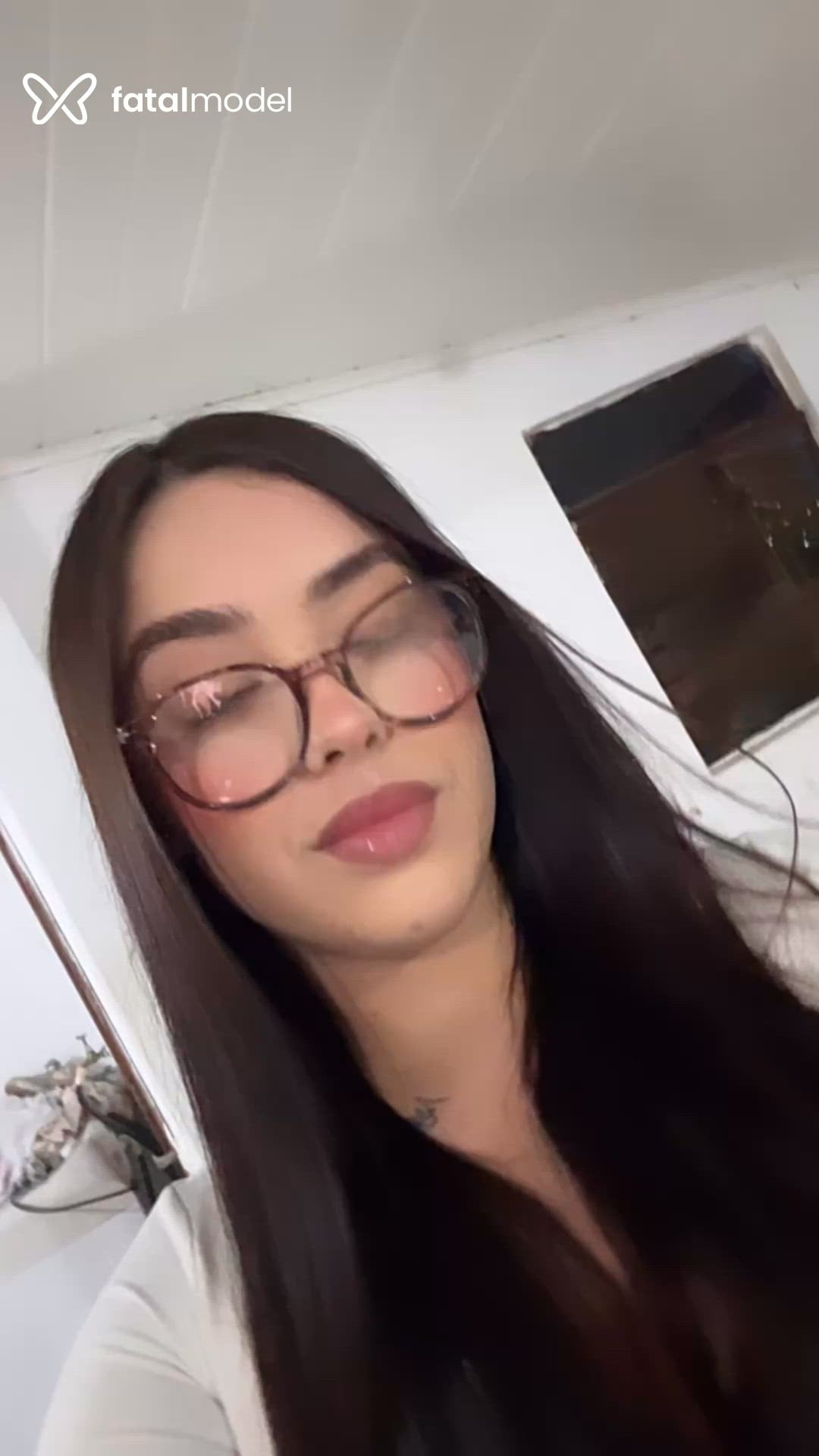 Acompanhante mulher com cabelo castanho de olhos castanhos - Júlia