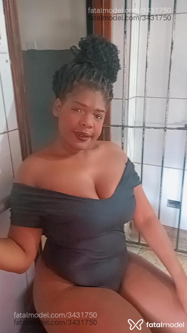 Acompanhante mulher morena (o) de olhos pretos - Bombonzinha