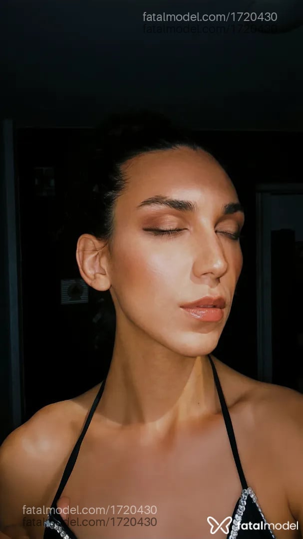 Acompanhante mulher trans morena (o) de olhos castanhos - Lua