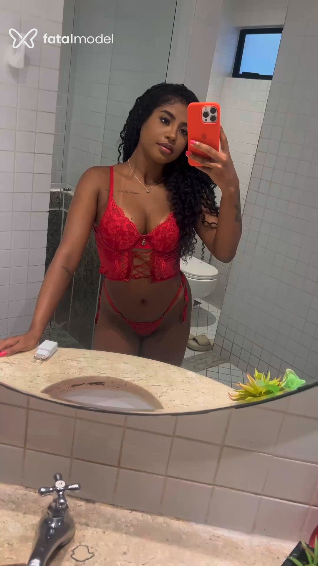 Acompanhante mulher morena (o) de olhos castanhos - Meell