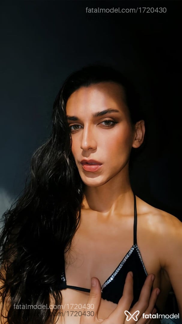 Acompanhante mulher trans morena (o) de olhos castanhos - Lua