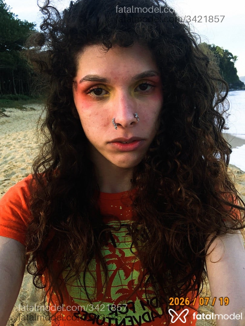 Acompanhante mulher trans com cabelo castanho de olhos castanhos - Licaa