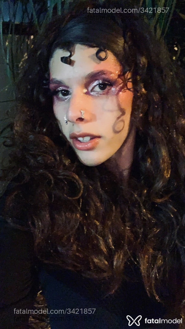 Acompanhante mulher trans com cabelo castanho de olhos castanhos - Licaa