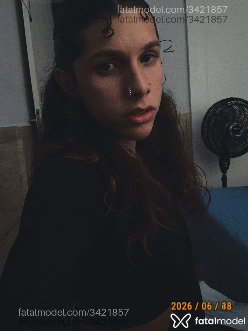 Acompanhante mulher trans com cabelo castanho de olhos castanhos - Licaa