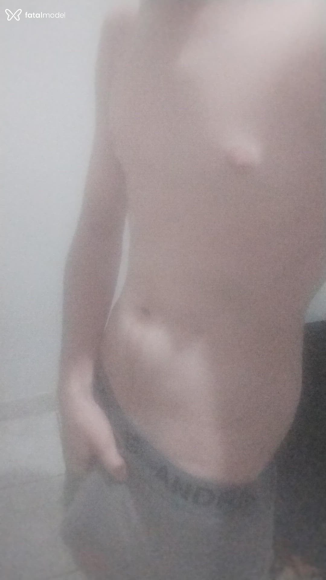 Acompanhante homem com cabelo castanho de olhos verdes - Henrique
