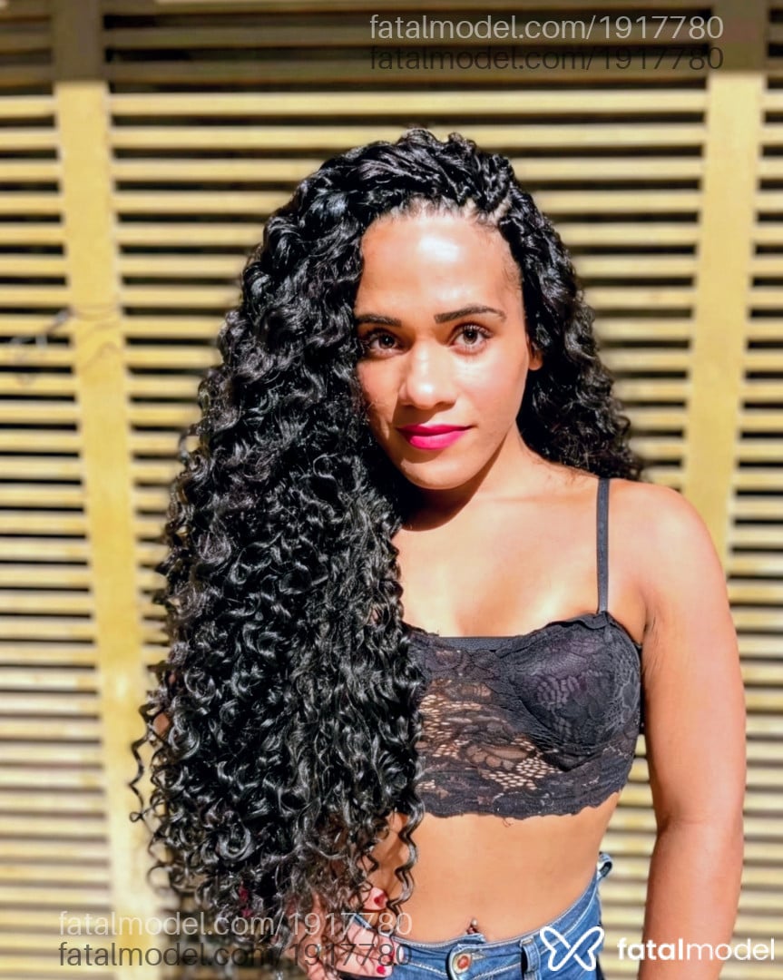 Acompanhante mulher trans com cabelo castanho de olhos pretos - Ramona