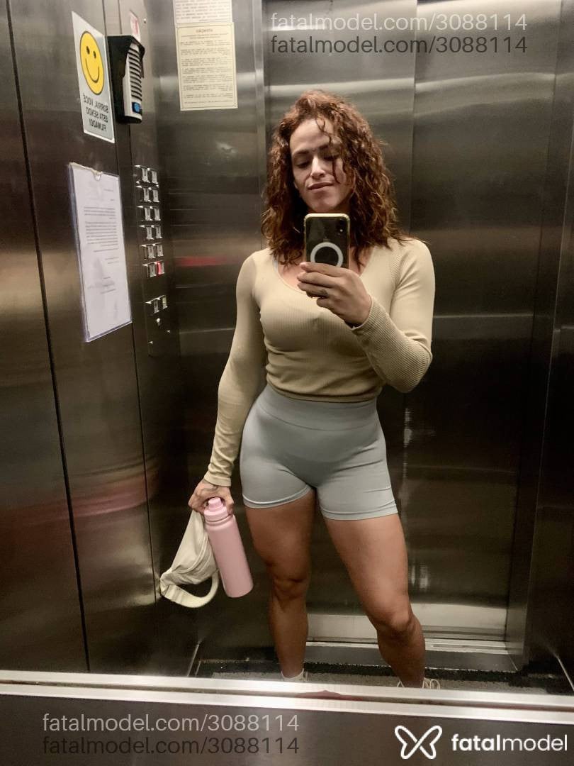 Acompanhante mulher com cabelo castanho de olhos castanhos - Sirena Talassa