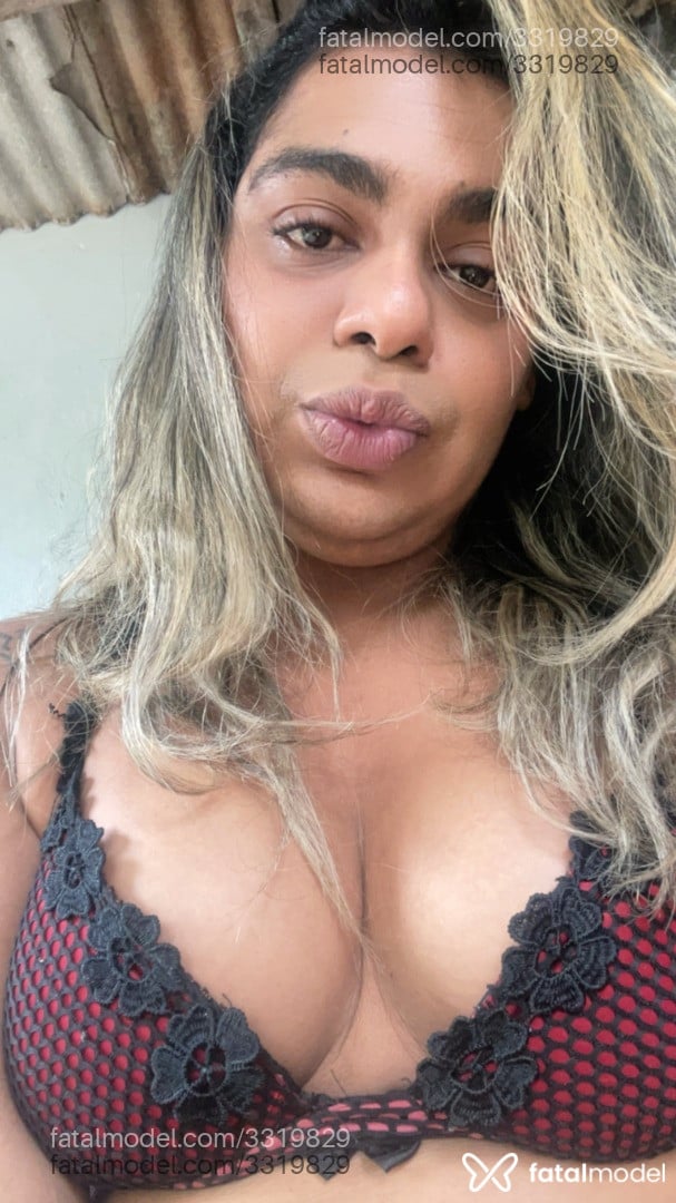 Acompanhante mulher trans loira (o) de olhos pretos - Julia