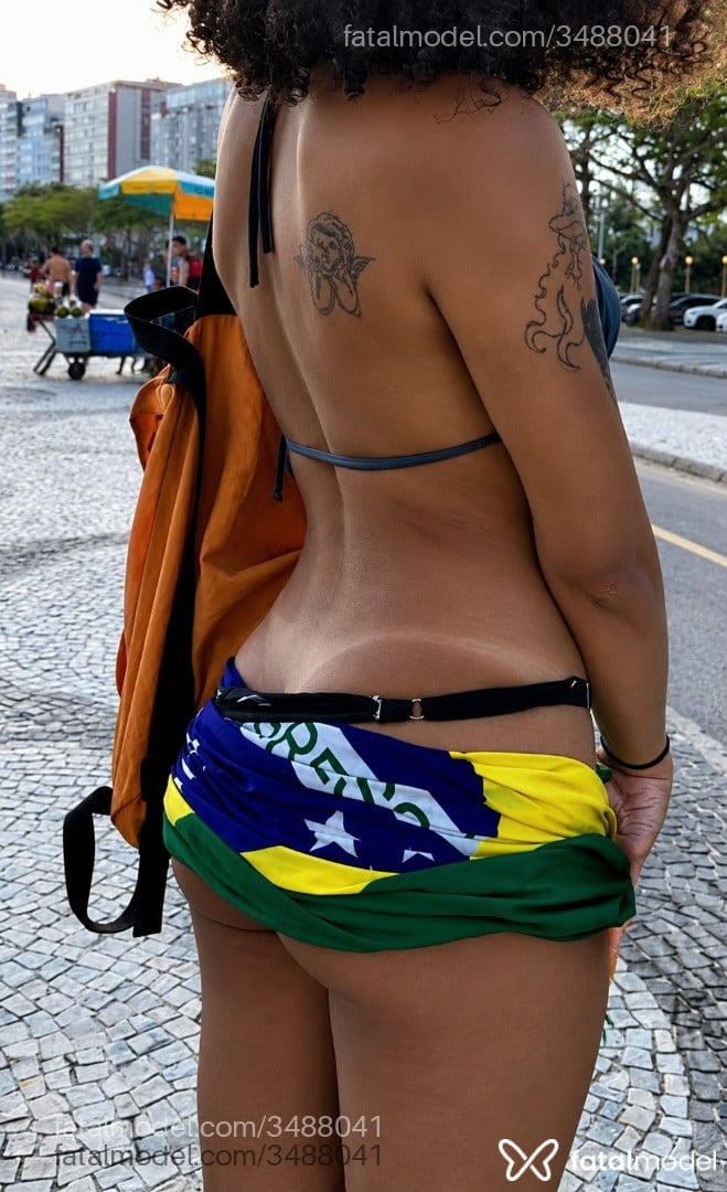 Acompanhante mulher trans com cabelo castanho de olhos verdes - Lara Monteiro