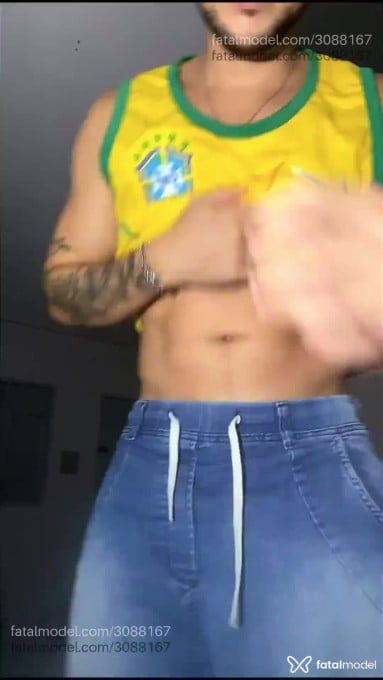 Acompanhante homem com cabelo castanho de olhos verdes - Loan