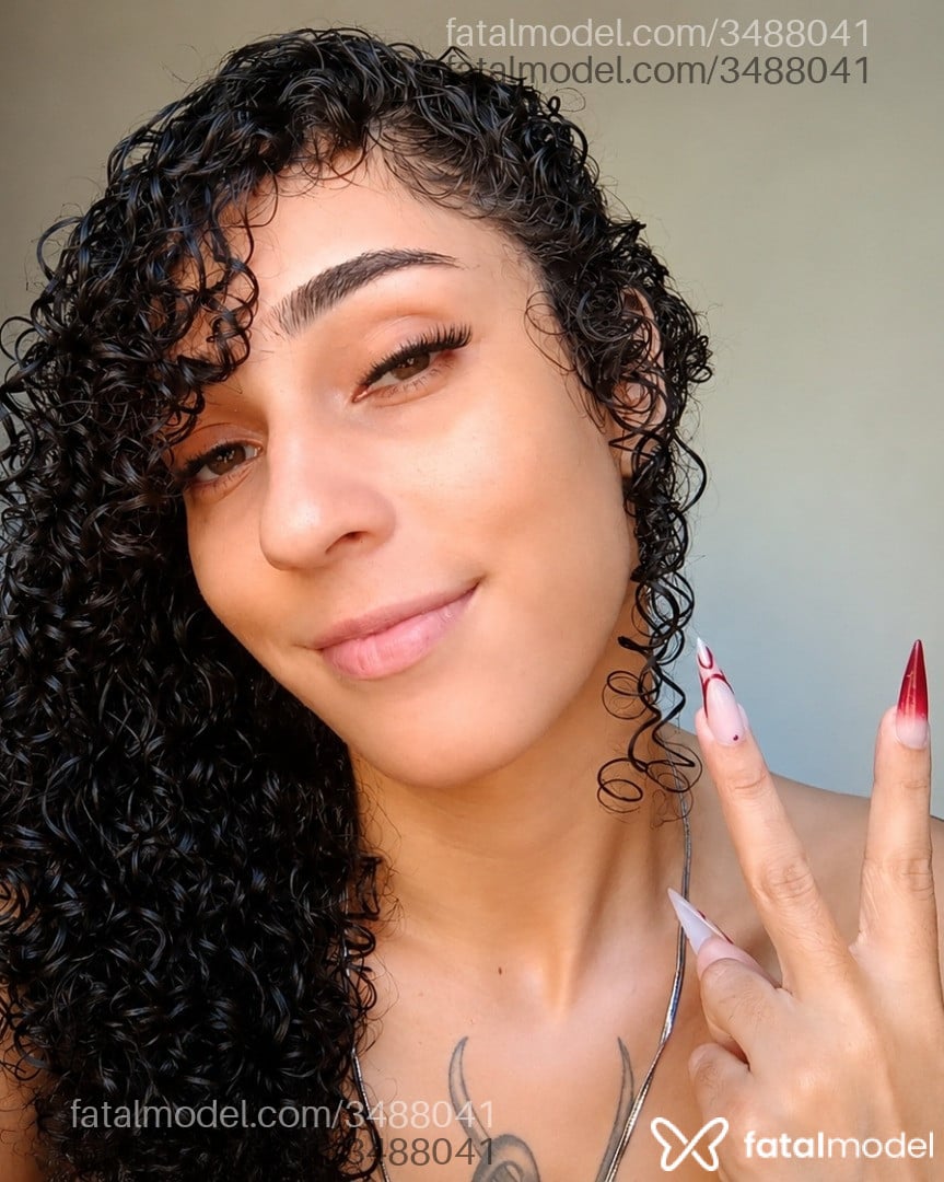 Acompanhante mulher trans com cabelo castanho de olhos verdes - Lara Monteiro
